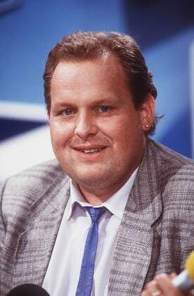 Ottfried Fischer 08 87 hör ru hoch Portrait lächelnd Schmuck Ohrring Mann Schauspiel Fernsehen Kabarett dunkelhaarig Krawatte