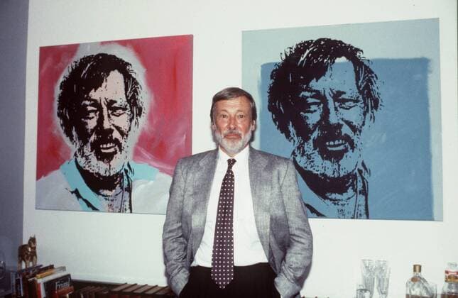 Dietmar Schönherr (Schauspieler) 07 87 rag Mann Schauspieler Schauspiel Theater TV Fernsehen Serie Krimiserie Film dunkelhaarig grauhaarig Bart Schnäuzer seriös Jackett grau Hemd Krawatte stehend vor Wand mit Bild Gemälde Bilder Portrait Selbstportrait von Dietmar Schönherr im Stil von A. Warhol halb quer lächelnd Hände in den Hosentaschen Reporter (ARD)