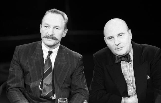 Xaver Kroetz (re.) und Hans Werner Henze 12 87 rag Xaver Kroetz Hans Werner Henze während der Sendung Atelier 4 im Dezember 1987 Mann deutsch Deutscher Deutschland Regisseur Schriftsteller Theaterautor Schauspieler Musik Musiker Klassik klassisch Glatze seriös Anzug Jackett Hemd Fliege Krawatte neutral lächeln Schnurrbart sitzen sitzend Querformat quer halb sw