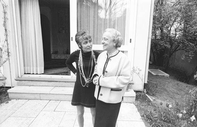 Hannelore Schroth (li.) mit ihrer Mutter Käthe Haack 1969 teu Hannelore Schroth (li.) mit Käthe Haack ca. 1969 Deutschland deutsch Deutsche Frau Frauen Schauspielerinnen Schauspiel Theater TV Fernsehen Film Kino Tochter 60er sechziger Jahre Mutter Tochter german actress actresses mother daughter privat exklusiv Homestory quer halb draußen stehend Terrasse Gespräch Unterhaltung sw !AUFNAHMEDATUM GESCHÄTZT !