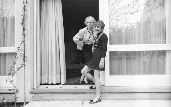 Hannelore Schroth (re.) mit ihrer Mutter Käthe Haack 1969 teu Hannelore Schroth (re.) mit Käthe Haack ca. 1969 Deutschland deutsch Deutsche Frau Frauen Schauspielerinnen Schauspiel Theater TV Fernsehen Film Kino Tochter 60er sechziger Jahre Mutter Tochter german actress actresses mother daughter privat exklusiv Homestory quer ganz drausen stehend Terrasse lächelnd sw !AUFNAHMEDATUM GESCHÄTZT !