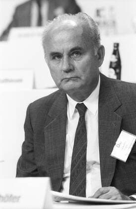 Hans Matthöfer (SPD-Politiker) 08 86 rag Hans Matthöfer während des SPD-Bundesparteitages 25.-29. August 1986 in der Frankenhalle in Nürnberg Deutschland deutsch Politiker Politik Partei SPD Sozialdemokratie Sozialdemokrat Sozialdemokraten Partei Ex ehemalig ehemaliger Minister Bundesminister Schatzmeister seriös Anzug Parteitag Bundesparteitag hoch halb sitzend Podium Portrait neutral