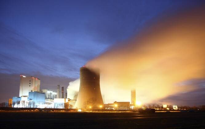 Braunkohle-Kraftwerk Niederaußem der RWE Power AG in Bergheim-Niederaußem (Rhein-Erft-Kreis). Es besteht aus neun Blöcken, die zwischen 1963 und 2003 gebaut wurden. Mit einer Netto- Gesamtleistung 3.627 MW netto ist es das leistungsstärkste Kraftwerk Deutschlands. Niederaussem, NRW, Deutschland, Europa.