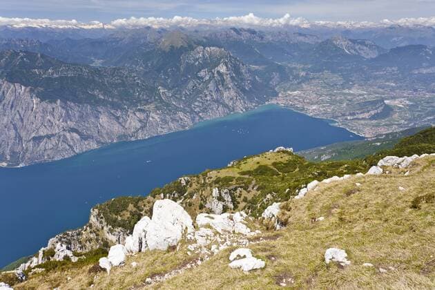 Blick vom Monte Altissimo oberhalb von Nago auf den Gardasee und Arco, Trentino, Italien, Europa ibxles02088961