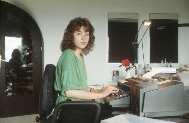 Charlotte Link (Autorin) 07 88 rag Charlotte Link im Juli 1988 Deutschland deutsch Deutsche Frau Literatur Schriftstellerin german female author writer quer halb lächelnd sitzend Arbeitsplatz Schreibtisch Tisch Schreibmaschine exklusiv privat Promi Homestory München