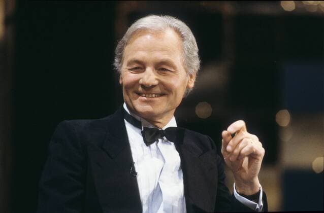 Harry Valerien (TV-Moderator) 04 88 - Harry Valerien im April 1988 in Ein Abend in Gold (ARD) german host presenter Deutschland deutsch Deutscher Mann Fernsehen TV Sport Moderation Sportjournalist Sportjournalismus Journalist Autor grauhaarig kurzhaarig seriös festlich Fliege Hemd Smoking quer halb Portrait lächelnd Hand