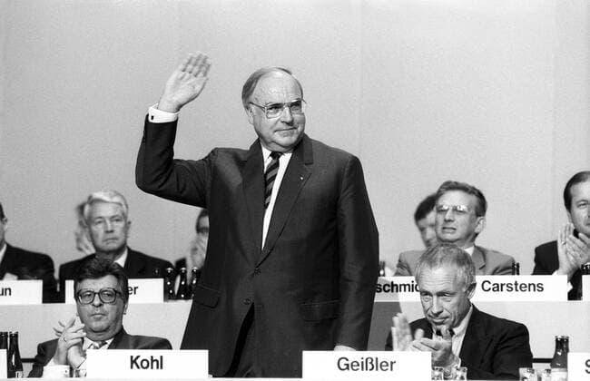 Dr. Helmut Kohl (Bundeskanzler) 06 88 rag Dr. Helmut Kohl beim CDU-Parteitag in Wiesbaden 12.-15. Juni 1988 Parteitag Rhein-Main-Halle Deutschland Deutscher deutsch Mann Politik Politiker Podium Delegierte Bundeskanzler Kanzler Regierungschef Podium Partei german politicians politician chancellor head of administration quer halb stehend winkend grüßend grüßen Gruß gestikulierend lächelnd sw