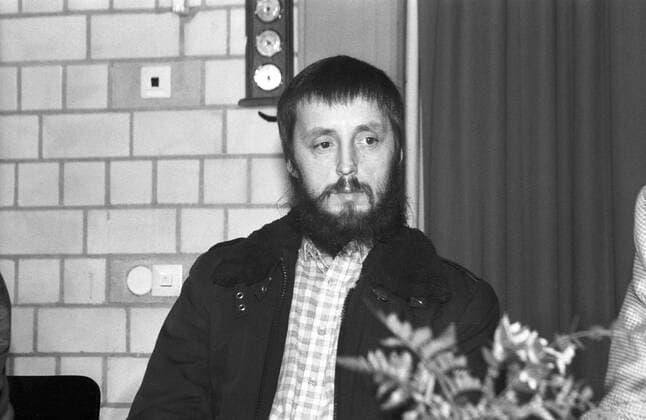 Wolfgang Templin (DDR-Bürgerrechtler) 02 88 - Wolfgang Templin während einer Pressekonferenz im Februar 1988 in Bielefeld nach dessen Ausweisung aus der DDR Deutschland deutsch Deutscher Mann Ausbürgerung abgeschoben ausgewiesen ausgebürgert Gadderbaum Bethel Regimekritiker german gdr civil rights activists quer halb Portrait ernst neutral sitzend sw