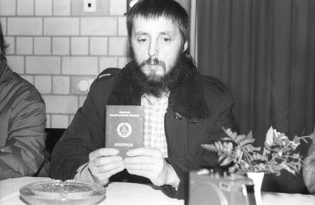 Wolfgang Templin (DDR-Bürgerrechtler) 02 88 - Wolfgang Templin während einer Pressekonferenz im Februar 1988 in Bielefeld nach dessen Ausweisung aus der DDR Deutschland deutsch Deutscher Mann Ausbürgerung abgeschoben ausgewiesen ausgebürgert Gadderbaum Bethel Regimekritiker german gdr civil rights activists quer halb Portrait ernst neutral sitzend Reisepass Dokument Passport haltend zeigend sw