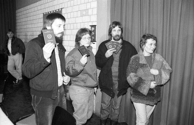 Wolfgang und Regina Templin, Werner Fischer und Bärbel Bohley (v.li.) 02 88 - Regina und Wolfgang Templin, Bärbel Bohley und Werner Fischer (v.li.) im Februar 1988 in Bielefeld nach deren Ausweisung aus der DDR Deutschland deutsch Deutscher Mann Männer Frau Frauen Ausweisung Ausbürgerung abgeschoben ausgewiesen Gadderbaum Bethel Bürgerrechtler Bürgerrechtlerin Musik Gesang Autor Regimekritiker german gdr civil rights activists quer halb ernst neutral stehend Reisepässe Reisepass haltend zeigend sw