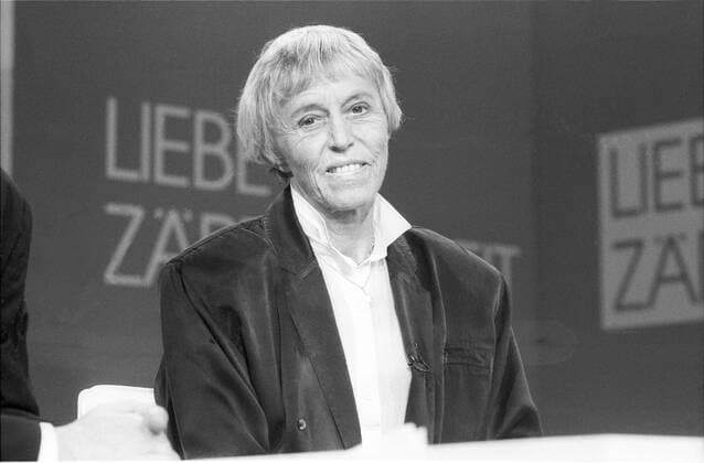 Beate Uhse (Unternehmerin) 05 88 - Beate Uhse im Mai 1988 in der ZDF-Aids-Gala Liebe ist Zärtlichkeit Show TV Fernsehen Studio Fernsehstudio Deutschland deutsch Deutsche Frau Managerin Management Pilotin Sexshops Sexversand Versandhaus Versandunternehmen Erotik Sex german female manager quer Portrait sitzend lächelnd sw