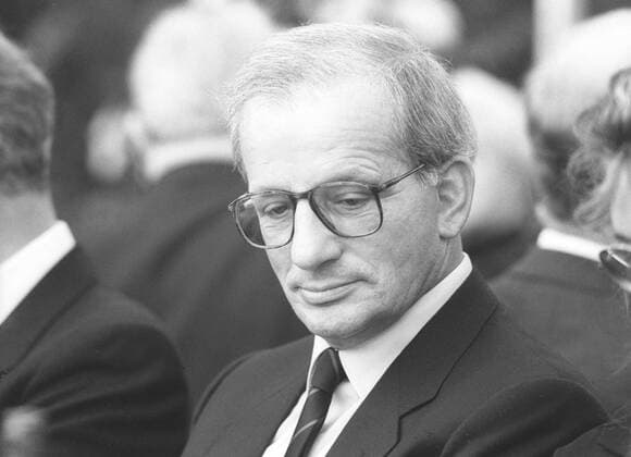Hans Günter Winkler (Ehemaliger Springreiter) 11 88 - Hans Günter Winkler im November 1988 bei einer Veranstaltung des SID - Sportinformationsdienst Deutschland deutsch Deutscher Mann Sport Pferdesport Pferdesportler Reiten Wirtschaft Marketing german jumper horseman cavalier equestrian Brille grauhaarig leger quer sw Portrait neutral