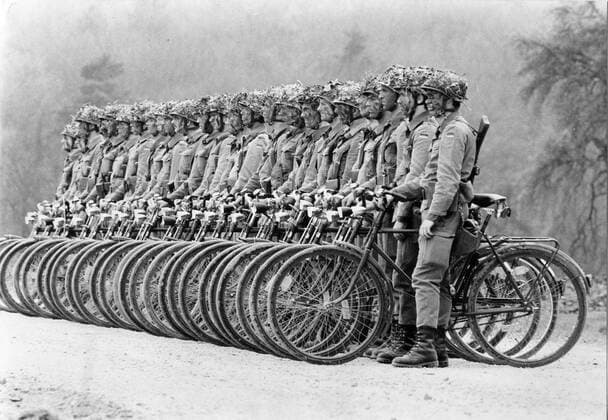 Feature Symbol: Bundeswehrsoldaten mit Fahrrädern