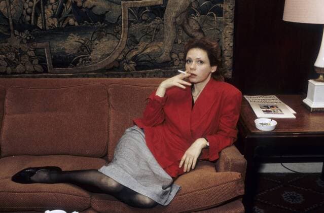 Renate Krößner 03 88 hör Frau Fernsehen TV Schauspiel Film kurzhaarig leger dunkelhaarig quer ganz liegend Sofa rauchend Zigarette