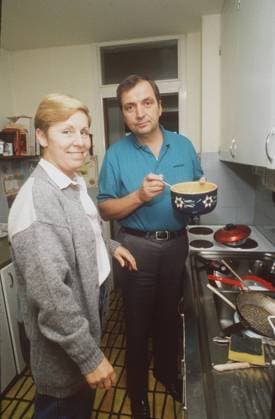 Prof. Dr. Klaus Töpfer mit Ehefrau Mechthild 09 88 hör leger hoch Küche stehend kochend