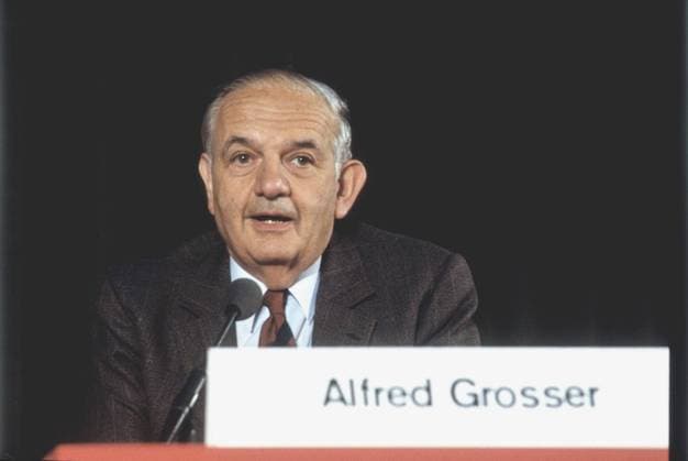 Prof. Alfred Grosser 04 88 rag Mann Journalismus Autor Frankreich seriös Halbglatze quer Portrait sprechend