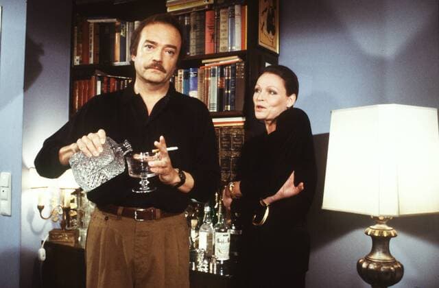 Der Alte (ZDF) Angelica Domröse & Jürgen Schmidt 09 88 rag Schauspiel TV Fernsehen Serie Krimi dunkelhaarig leger quer halb stehend Filmszene Szene Gespräch