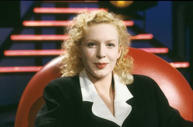 Sunnyi Melles (Schauspielerin) 05 88 rag Sunnyi Melles im Mai 1988 in Leo s (ARD) Magazin german actress Deutschland deutsch Deutsche Frau TV Fernsehen Film Schauspiel Theater Kino blond lockig langhaarig seriös Bluse Blazer quer Portrait lächelnd