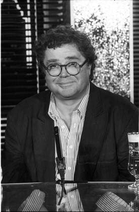 Klaus Dahlen (Schauspieler) 05 89 hof Klaus Dahlen im Mai 1989 in Dall-AS Schauspiel Schauspieler Film TV Fernsehen Deutscher deutsch Mann dunkelhaarig kurzhaarig lockig Locken leger Hemd Sakko Brille Bierglas Bier Glas sitzend Tisch lächelnd hoch Hochformat Portrait