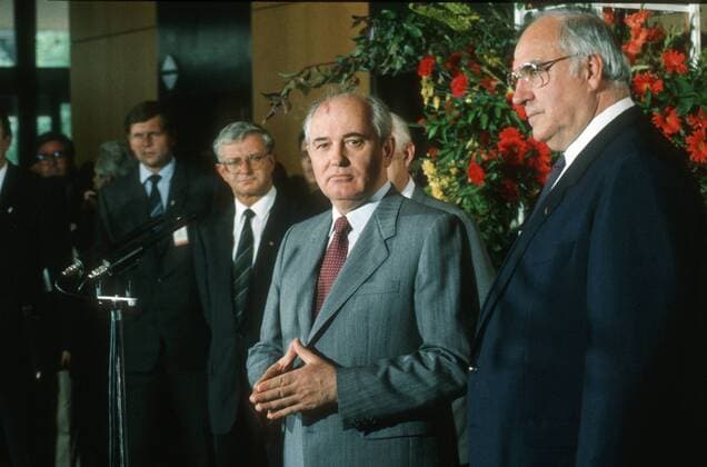 Dr. Helmut Kohl (re.) mit Michail Gorbatschow 12 89 hör Dr. Helmut Kohl (re.) mit Michail Gorbatschow am 12. Juni 1989 in Bonn Deutschland deutsch Deutscher Mann Politiker Politik Kanzler CDU Bundeskanzler Besuch Empfang Deutschlandbesuch Staatsbesuch Freunde Männerfreundschaft Sowjetunion sowjetischer sowjetisch Generalsekretär Parteichef Staatschef Gorbi KPdSU russisch Russe russischer Federal Chancellor germany politician politicians quer halb stehend neutral Begrüßung Rudolf Seiters
