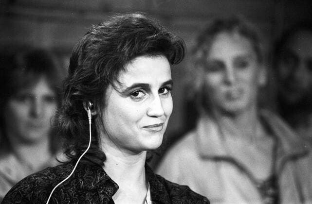 Sandra Maischberger (TV-Moderatorin) 02 89 - Sandra Maischberger in Live aus dem Schlachthof (BR) im Februar 1989 Deutschland deutsch Deutsche Frau Journalismus Moderation Journalistin Talkmaster german tv host presenter journalism female quer Portrait lächelnd grinsend Schnute Grimasse sw