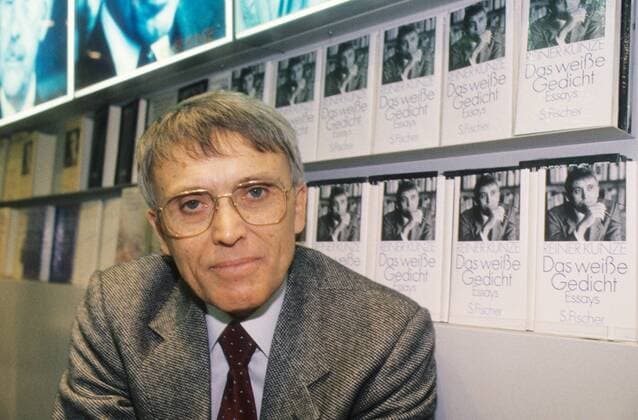 Reiner Kunze 10 89 rag Mann Autor Schriftsteller quer Portrait lächelnd grauhaarig Brille Krawatte Sakko seriös