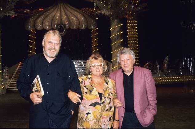 Gunther Emmerlich, Helga Hahnemann, Hans-Joachim Wolfram (v.l.) 05 90 hör Mann TV Fernsehen Moderation Moderator Musik Oper Sänger Opernsänger Bass Entertainer Show Kulisse Bühne halb quer stehend lächelnd