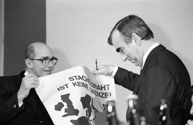 Otto von Habsburg (li.) mit Theo Waigel 11 89 ue Otto von Habsburg (li.) und Theo Waigel im November 1989 auf einem CSU-Parteitag Österreich Ungarn Deutschland Kroatien EU Europa Europaabgeordneter Abgeordneter Europaparlament Europa-Parlament Publizist Schriftsteller Autor Journalist Journalismus Literatur Mann Männer Politiker Politik Partei CSU eigentlich Franz Josef Otto von Habsburg-Lothringen geb. 20.11.1912 ältester Sohn des letzten Kaisers von Österreich und Königs von Ungarn (Karl) Kaisersohn Adel adelig Haus Minister Finanzminister Bundesminister Bundesfinanzminister Theodor Brille Hornbrille Schnäuzer Oberlippenbart seriös Halbglatze Hemd Janker quer halb stehend sprechend Plakat Poster Motto überreichend reichend gebend Stacheldraht ist keine Grenze sw