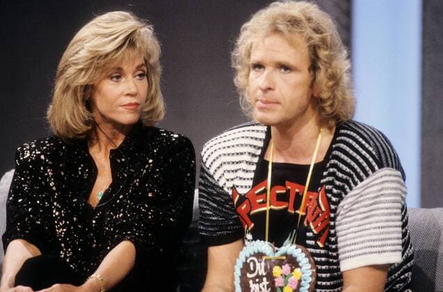Jane Fonda mit Thomas Gottschalk 09 89 ru Jane Fonda und Thomas Gottschalk am 30. September 1989 in Wetten, dass...? (ZDF) aus Oldenburg Amerika Amerikanerin USA amerikanische Schauspiel Schauspielerin Frau Film Kino TV Fernsehen Show Deutschland deutsch Deutscher Moderator Moderation Lebkuchenherz Herz Lebkuchen leger Bluse langhaarig blond Schmuck Kette Ohrringe quer Portrait halb neutral