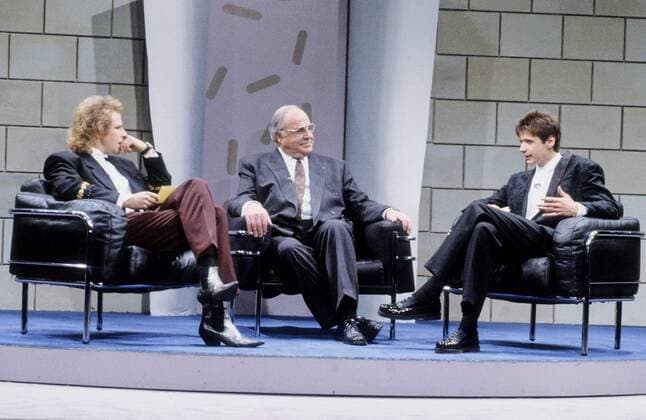 Thomas Gottschalk, Helmut Kohl und Günther Jauch (v.li.) 01 90 ru Thomas Gottschalk, Helmut Kohl und Günther Jauch (v.li.) am 28. Januar 1990 in Die 80er - Das Jahrzehnt im Rückblick (ZDF) in der Festhalle Frankfurt Deutschland deutsch Deutsche Deutscher Mann Männer Moderation Moderatoren Bundeskanzler Kanzler Regierungschef Regierung Politiker Politik CDU german hosts presenters german politician Chancellor quer ganz sitzend Kulisse Fernsehstudio