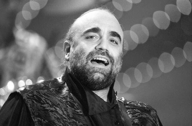 Demis Roussos (Sänger) 12 89 vZ Demis Roussos bei Eine Welt für Kinder (ARD) im Dezember 1989 Grieche griechisch Griechenland Mann Musiker TV Sendung Fernsehen Bühne Sänger Lieder Gesang Lichter greek singer Bart Halbglatze Weste Hemd schwarz quer Portrait halb singend neutral ernst konzentriert sw
