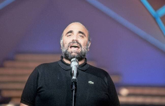 Demis Roussos (Sänger) 09 90 dar Demis Roussos in ARD-Wunschkonzert (ARD) im September 1990 Grieche griechisch Griechenland Mann Musik Gesang Sänger Show Sendung Bühne Bühnenbild Bühnenbeleuchtung Fernsehauftritt Fernsehsendung TV Fernsehen Mikrofon greek singer Vollbart Halbglatze T-Shirt kurzärmelig schwarz leger quer Portrait halb singend singen ernst neutral