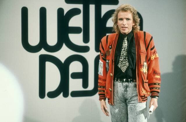 Thomas Gottschalk in Wetten, dass..? 11 89 vZ Thomas Gottschalk am 4. November 1989 in Wetten, dass..? (ZDF) aus Basel Deutschland deutsch Deutscher Mann Fernsehen Show Moderation Moderator TV Fernsehen Film Schauspiel Schauspieler german host presenter actor Logo quer halb stehend sprechend