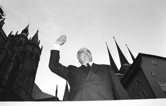 Helmut Kohl in Erfurt, Domplatz (Wahlkampf in der DDR) 02 90 hör Mann Politik Partei CSU Wahlen Wahlkampf Erfurt Stadt Domplatz DDR draußen stehend seriös Jackett Krawatte Hemd gestikulierend weißhaarig kurzharig Brille halb quer lächelnd