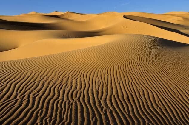  Kleine Erg- oder Sanddünen in der Nähe von Tehenadou, Adrar n Ahnet, Algerien, Sahara, Nordafrika ibxest02094391
