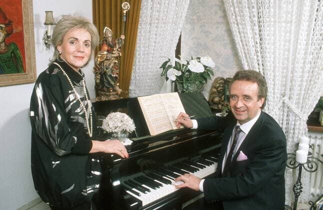 Günter Wewel mit seiner Ehefrau Gisela 02 90 hör Günter Wewel mit seiner Ehefrau Gisela im Februar 1990 Deutschland deutsch Deutscher Mann TV Fernsehen Moderation Volksmusik Musik Operette Oper Bass Schlager Sänger Moderator Frau Ehepaar german singer presenter host Klavier Piano Hausmusik quer halb sitzend lächelnd exklusiv privat Homestory