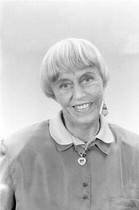 Beate Uhse (Unternehmerin) 11 89 dar Beate Uhse im November 1989 am Rande der NDR-Talkshow Deutschland deutsch Deutsche Frau Managerin Management Pilotin Sexshops Sexversand Versandhaus Versandunternehmen Erotik Sex Talk TV Fernsehen german female manager hoch Portrait lächelnd sw
