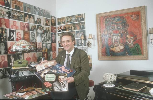 Günter Wewel (Sänger, Moderator) 02 90 hör Günter Wewel im Februar 1990 Deutschland deutsch Deutscher Mann TV Fernsehen Moderation Volksmusik Musik Operette Oper Bass Schlager german singer presenter host quer halb sitzend Schallplatten Platten Sammlung Plattensammlung exklusiv privat Homestory