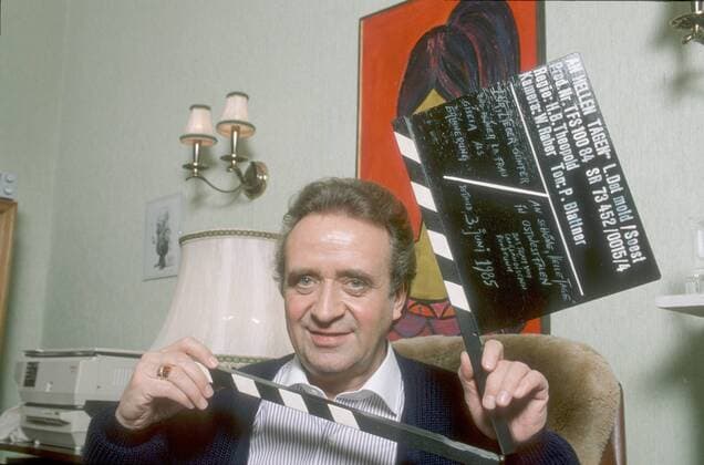 Günter Wewel (Sänger, Moderator) 02 90 hör Günter Wewel im Februar 1990 Deutschland deutsch Deutscher Mann TV Fernsehen Moderation Volksmusik Musik Operette Oper Bass Schlager german singer presenter host quer halb Portrait lächelnd Klappe Filmklappe haltend exklusiv privat Homestory