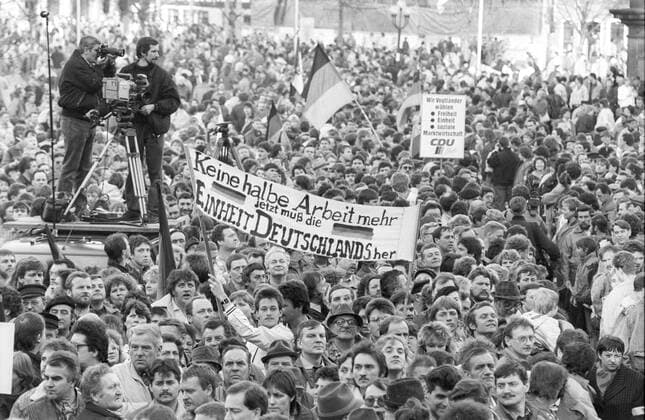 CDU-Wahlkampfveranstaltung in Erfurt, DDR 02 90 hör CDU-Wahlkampfveranstaltung mit Helmut Kohl auf dem Domplatz in Erfurt (DDR) am 20. Februar 1990 Deutschland deutsch Deutscher Mann Politik Partei Wahlen Wahlkampf Erfurt Stadt Dom Einheit Vereinigung Wiedervereinigung Kundgebung CDU CSU DA DSU Allianz germany gdr election campaign event quer draußen ganz Totale Vogelperspektive Menschenmassen Menschenmenge Zuhörer Anhänger Demonstranten Transparent Transparente Spruchband Spruchbänder Kamerateam Journalisten Fernsehteam sw
