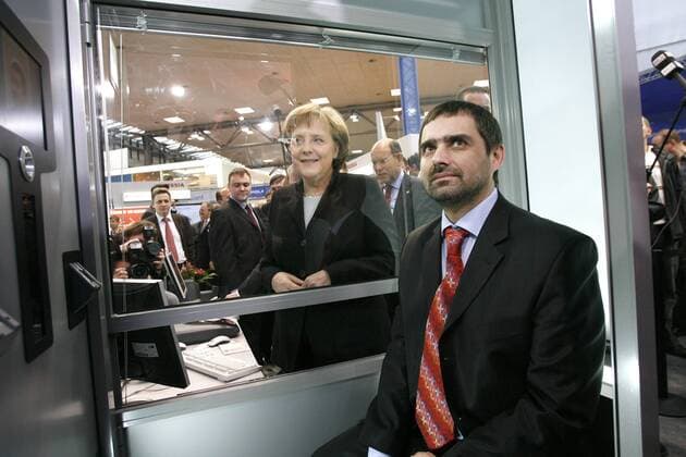 Eröffnungsrundgang der Bundeskanzlerin zur CeBIT 2007, der weltgrößten Messe für Informations- und Computertechnik auf dem Messegelände in Hannover. An einer Kabine zur Erfassung von biometrischen Daten am Stand von Russland. Angela Merkel