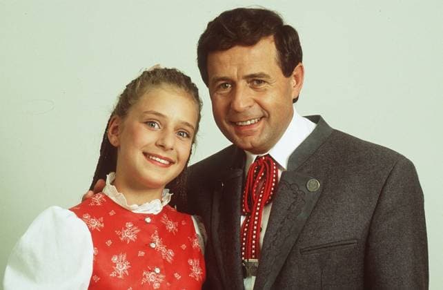 Stefanie Hertel mit Vater Eberhard 08 91 ue Mädchen Gesang Volksmusik Musik dunkelhaarig langhaarig Dirndel quer halb lächelnd