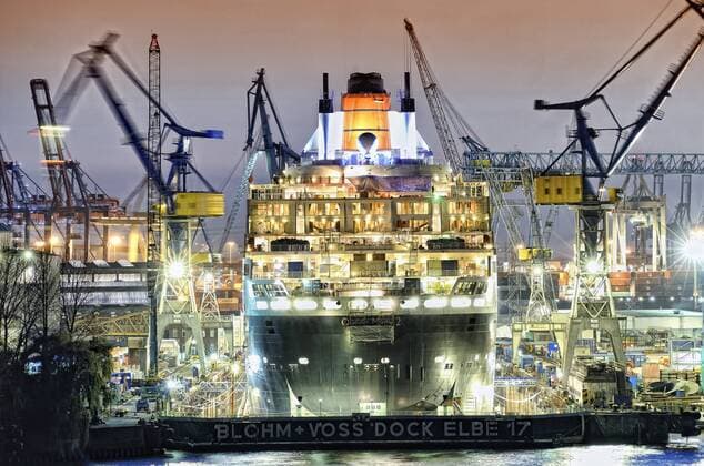  Kreuzfahrtschiff Queen Mary 2 im Trockendock von Blohm und Voss in Hamburg, Deutschland, Europa iblcof02097591