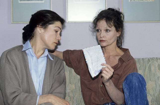 Tote Briefe (ZDF) Tina Engel (li.), Angelica Domröse 04 91 dar TV Fernsehen Schauspiel quer halb sitzend Sofa Szene Filmszene Frau dunkelhaarig leger Brief