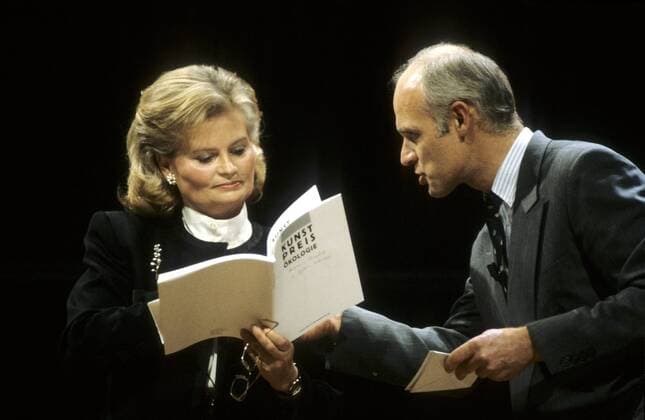 Hannelore Kohl mit Bernd Heller 02 91 - Frau Ehefrau des Bundeskanzlers Gesellschaft Politik seriös stehend Saal Halle dunkel halb quer Gespräch Buch aufgeschlagen Kunst Preis Ökologie Unterlagen Brille