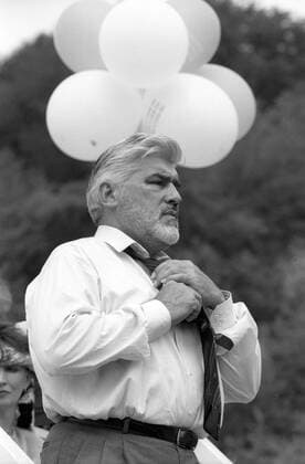 Mario Adorf (Schauspieler) 07 91 - Mario Adorf im Juli 1991 am Rande von Dreharbeiten zu Der große Bellheim , ZDF Deutschland deutsch Deutscher Mann Schauspiel Film TV Fernsehen Fernsehfilm german actor hoch halb draußen Profil gestikulierend Krawatte sw