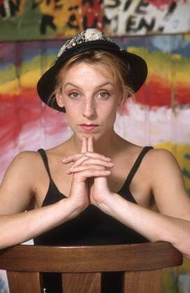 Sissi Perlinger (Kabarettistin) 06 91 - Sissi Perlinger im Juni 1991 Deutschland deutsch Deutsche Frau Kabarett Musik Musikerin Sängerin Gesang TV Fernsehen Moderation Moderatorin Komikerin Komik Comedian Comedy Entertainerin Top Hut sexy leger hoch halb Portrait sitzend Stuhl Stuhllehne aufgestützt aufstützend Hand Gesicht Kinn exklusiv