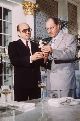 Peter Strohm (ARD) Klaus Löwitsch (li.), Ivan Desny 03 91 Heinz TV Schauspiel Fernsehen Serie Mann dunkelhaarig Halbglatze seriös Jackett Krawatte Folge: Der schwarze Schwan hoch halb stehend Szene Filmszene Gespräch