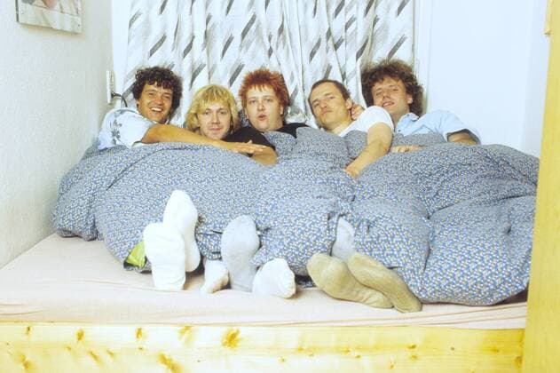 Die Prinzen (Popgruppe) 08 91 - Musik Pop Deutschland Mann liegend Bett Bettdecke Vorhang Bild quer ganz