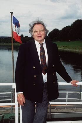 Will Quadflieg (Schauspieler) 05 91 - Mann Theater Film Fernsehen Schauspiel TV Serie grauhaarig seriös Jackett blau Hemd weiß Krawatte Brille stehend draußen Boot Schiff Fluß angelehnt Geländer Reling Fahne Flagge Halbglatze aufstützend sprechend halb hoch Armband Schmuck